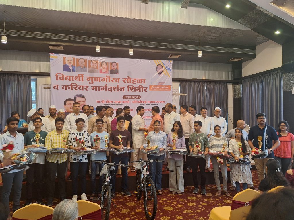 शत्रुघ्न काटे सोशल फाउंडेशनच्या वतीने गुणवंत विद्यार्थ्यांचा सत्कार