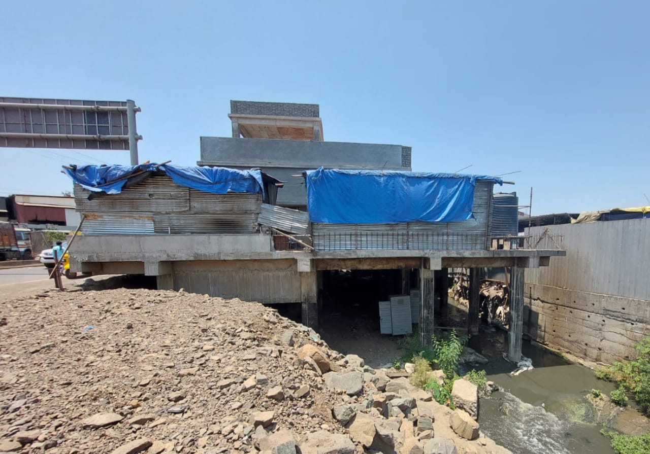 नाल्यात अनधिकृत बांधकाम करणाऱ्या पर्यावरण विभागातील अधिकाऱ्यांवर कारवाई करण्याची वंचित बहूजन आघाडीचे उपाध्यक्ष राजकुमार परदेशी यांची महापालिका आयुक्तांकडे मागणी