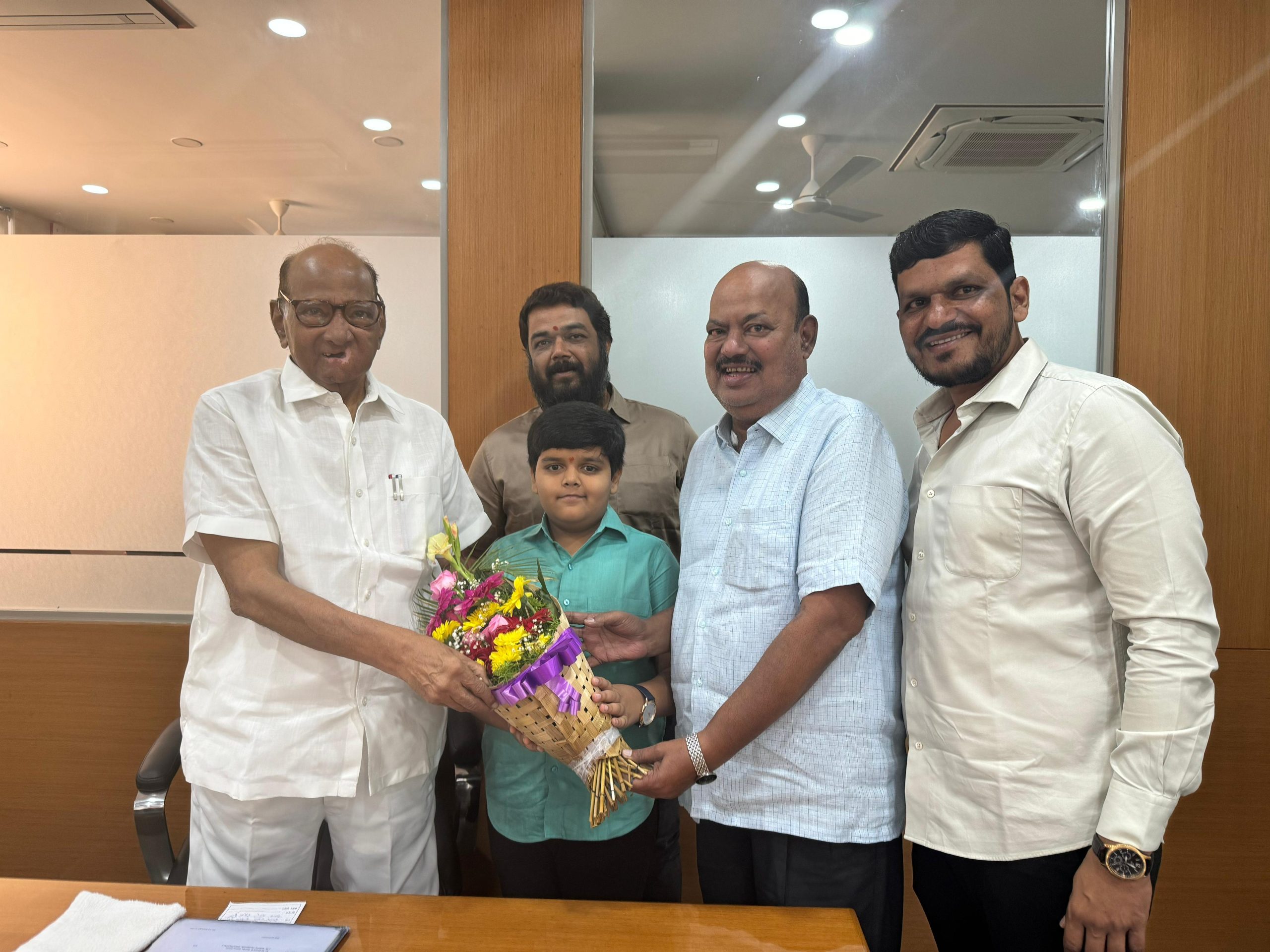 जैष्ठ नेते आझमभाई पानसरेंना स्वगृही आणण्यात राष्ट्रवादीचे अध्यक्ष तुषार कामठे यशस्वी