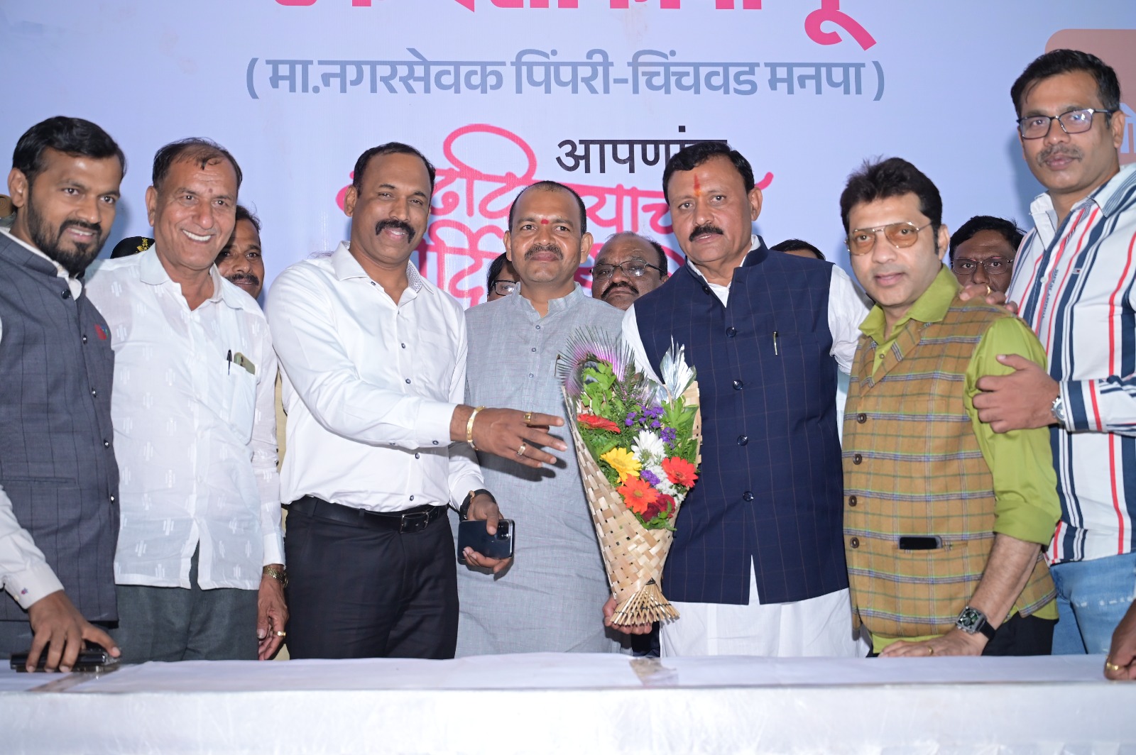 मा. नगरसेवक शांताराम भालेकर यांनी वाढदिवसाचा अनावश्यक खर्च टाळून तळवडे अग्निकांडातील मृतांच्या वारसांना लोकसहभागातून दिला मदतीचा हात