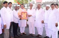 साडेबारा टक्के परतावा मिळवून दिल्याबद्दल भूमिपुत्रांकडून खासदार बारणे यांचा सन्मानचिन्ह देऊन गौरव..