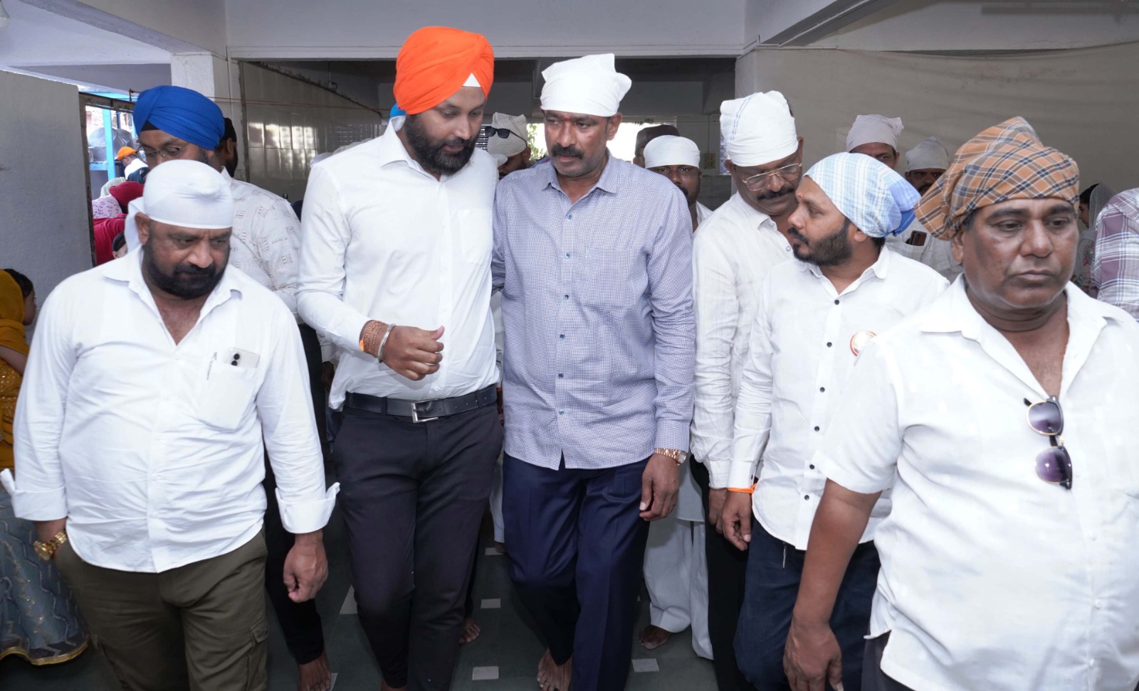 संजोग वाघेरे यांनी देहूरोड गुरुद्वारात दर्शन घेऊन शीख बांधवांशी साधला संवाद..