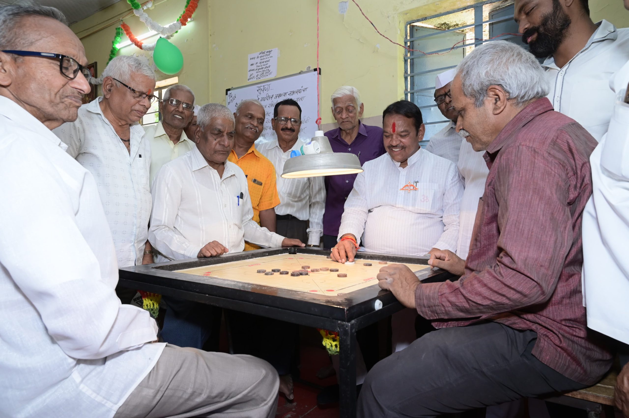 ज्येष्ठ नागरिकांबरोबर कॅरम खेळत खासदार बारणे यांचा प्रचारात 'विरंगुळा'