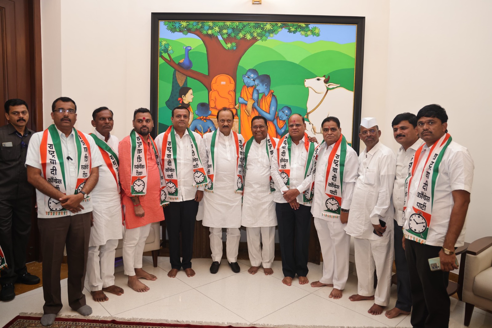 अजित पवारांचा जलवा कायम; पारनेर चे माजी नगराध्यक्ष विजय औटी यांच्या सह अनेक बड्या नेत्यांनी केला अजित पवारांच्या राष्ट्रवादीत प्रवेश!