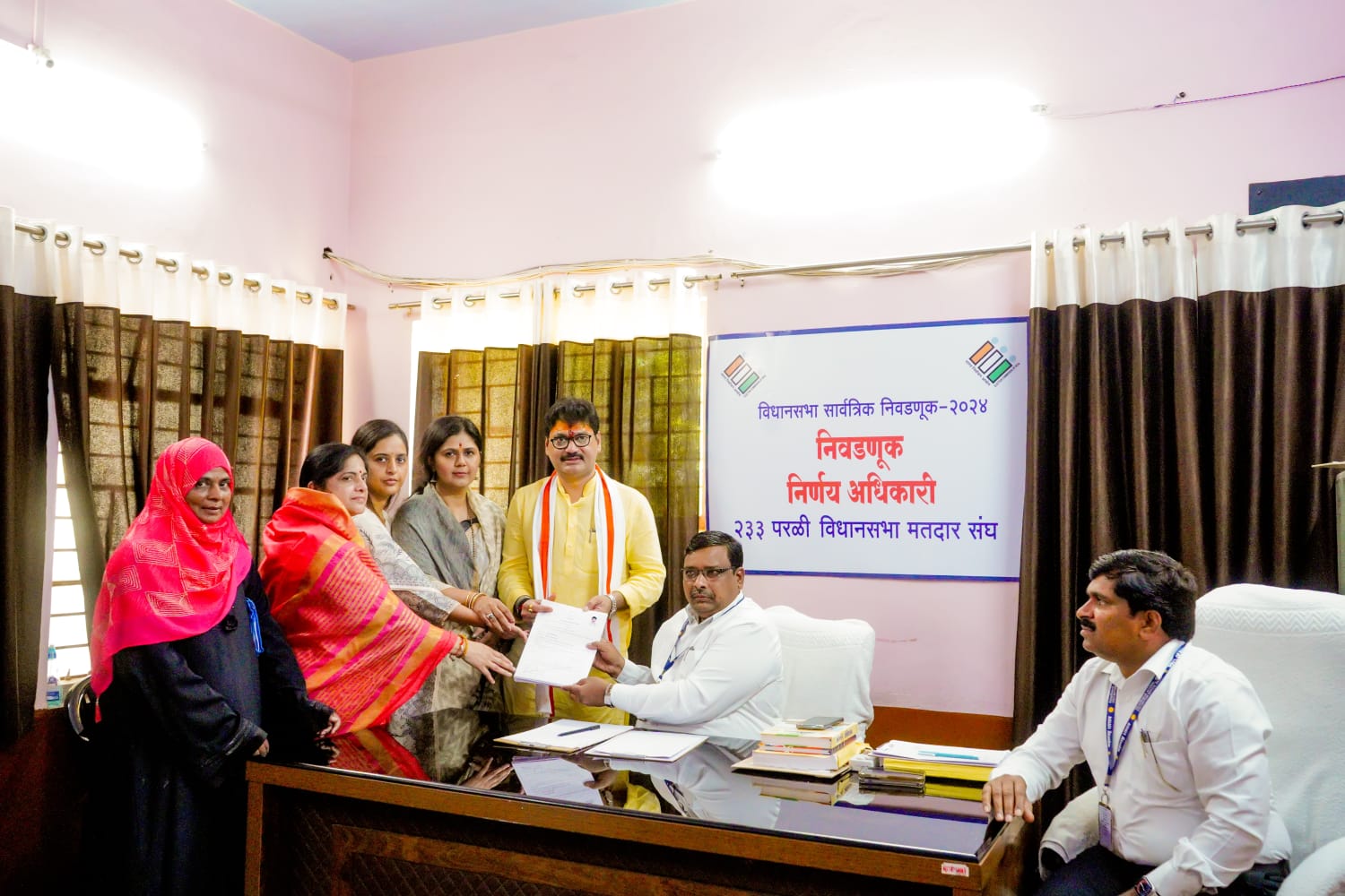 भाजप नेत्या  पंकजा मुंडे, मा. खा.प्रीतम मुंडे आणि मतदारसंघातील लाडक्या बहिणींच्या साक्षीने धनंजय मुंडेंनी दाखल केला उमेदवारी अर्ज