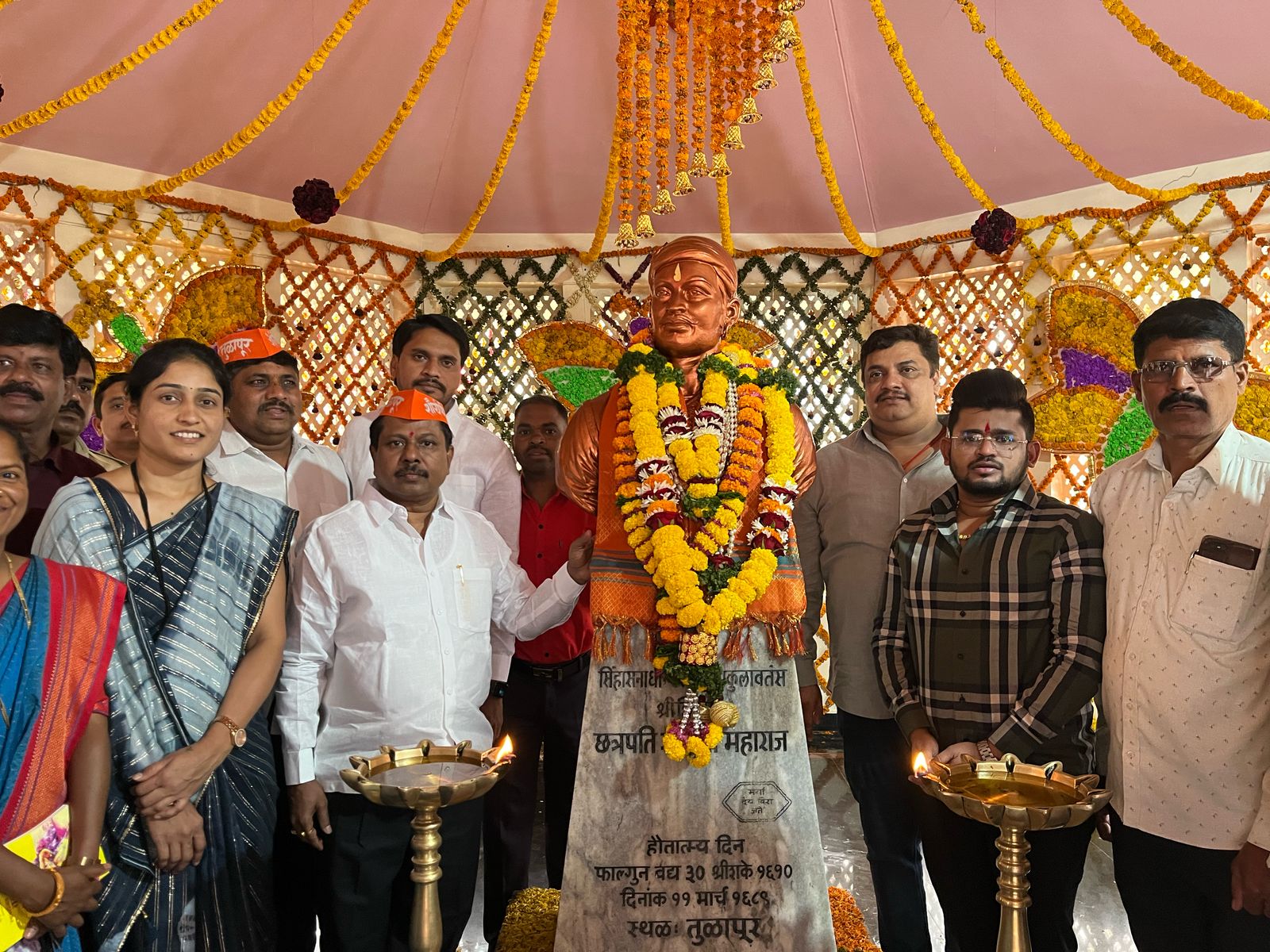 विधानसभा उपाध्यक्ष अण्णा बनसोडेंनी कोरेगाव भीमा येथील विजयस्तंभाला अभिवादन करत, तुळापूरच्या छत्रपती संभाजी महाराजांच्या समाधीचे दर्शन घेतले!