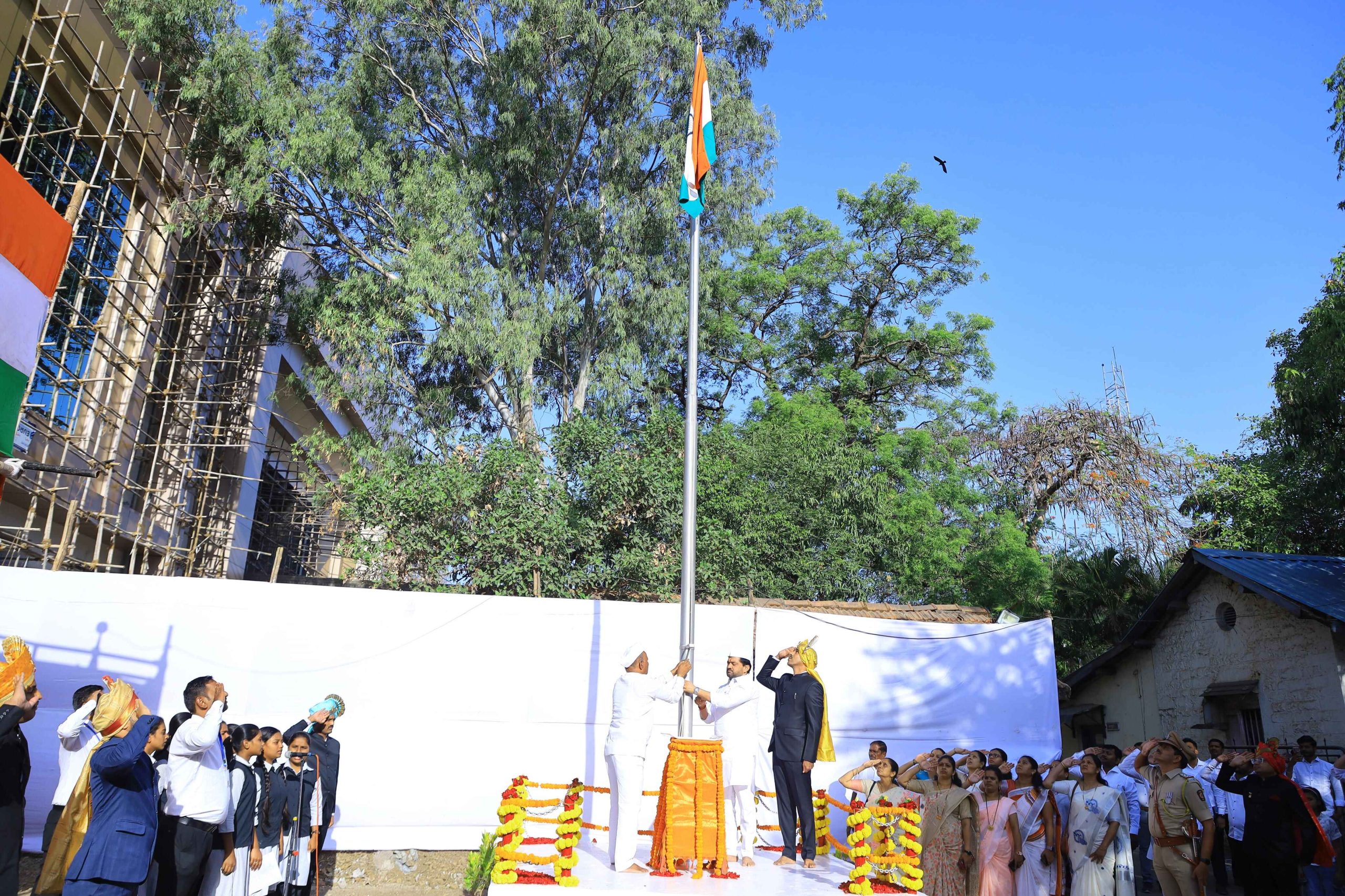 वडगाव मावळ तहसीलदार कार्यालयात महाराष्ट्र दिन उत्साहात साजरा; आमदार सुनील शेळके यांच्या हस्ते ध्वजारोहण संपन्न!