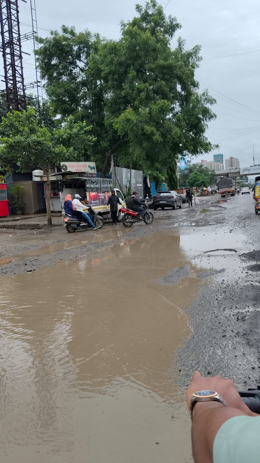 वाकड-हिंजवडी परिसरातील रस्त्यांची दयनीय अवस्था; तात्काळ दुरुस्तीची विशाल वाकडकर यांची मागणी!