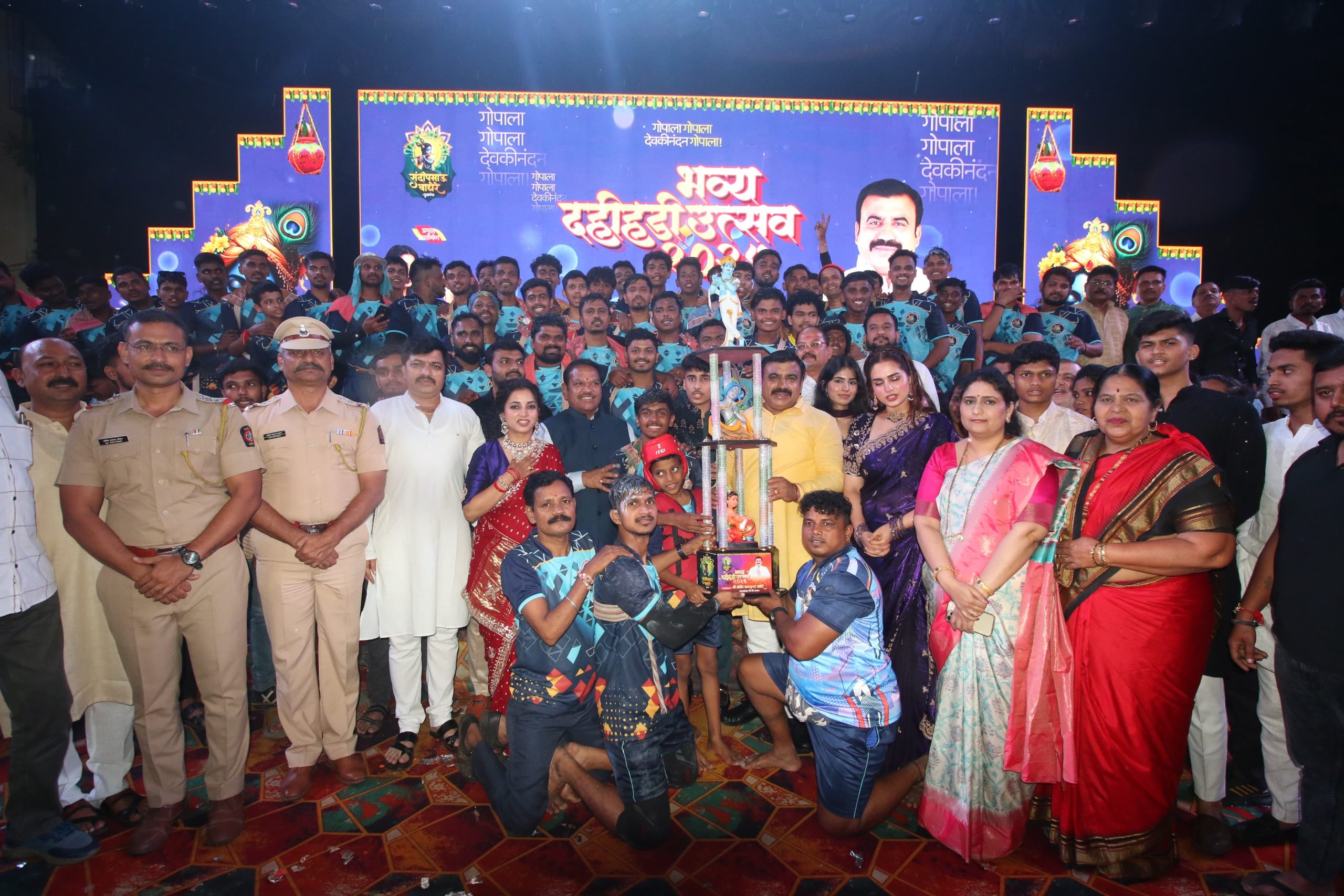 संदीप वाघेरे आयोजित पिंपरी गावातील मानाची दहीहंडी उत्साहात संपन्न! सिनेतारकांची आणि मान्यवरांची उपस्थिती..