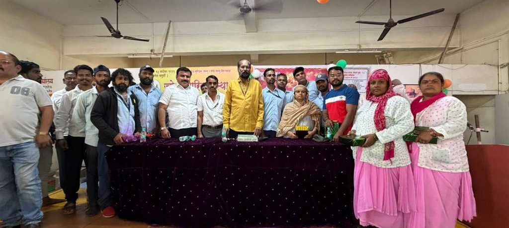 नगरसेवक संदीप वाघेरे यांनी साजरी केली आगळीवेगळी दिवाळी; आरोग्य कर्मचाऱ्यांचा केला सन्मान!