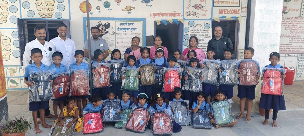 स्टारलाईट म्युझिकल इव्हेंट आणि अविरत फाऊंडेशने  ग्रामीण भागातील गरजू विद्यार्थ्यांच्या चेहऱ्यावर फुलवले आनंदाचे हास्य..