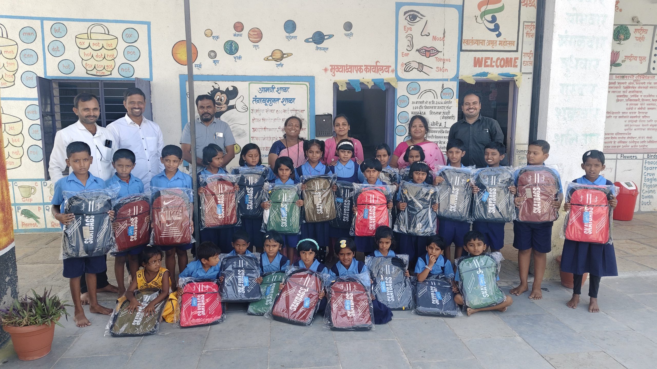 स्टारलाईट म्युझिकल इव्हेंट आणि अविरत फाऊंडेशने  ग्रामीण भागातील गरजू विद्यार्थ्यांच्या चेहऱ्यावर फुलवले आनंदाचे हास्य..