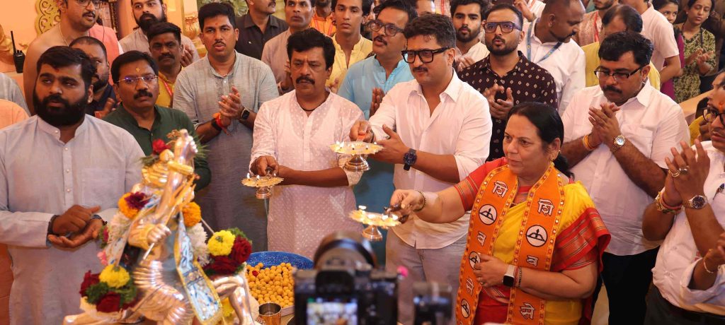 हिंदुस्थानातील पहिल्या सार्वजनिक गणपतीची महाआरती विधानपरिषद उपसभापती नीलम गोऱ्हे आणि अभिनेते उपेंद्र लिमये, जितेंद्र जोशी यांच्या हस्ते संपन्न!