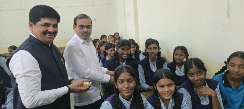 पंतप्रधानांच्या व कामगार नेते यशवंत भोसले यांच्या वाढदिवसानिमित्ताने चित्रकला स्पर्धेचे आयोजन; भारतीय जैन संघटनेच्या शाळेत विद्यार्थ्यांनी रेखाटला ‘स्वप्नातला भारत’