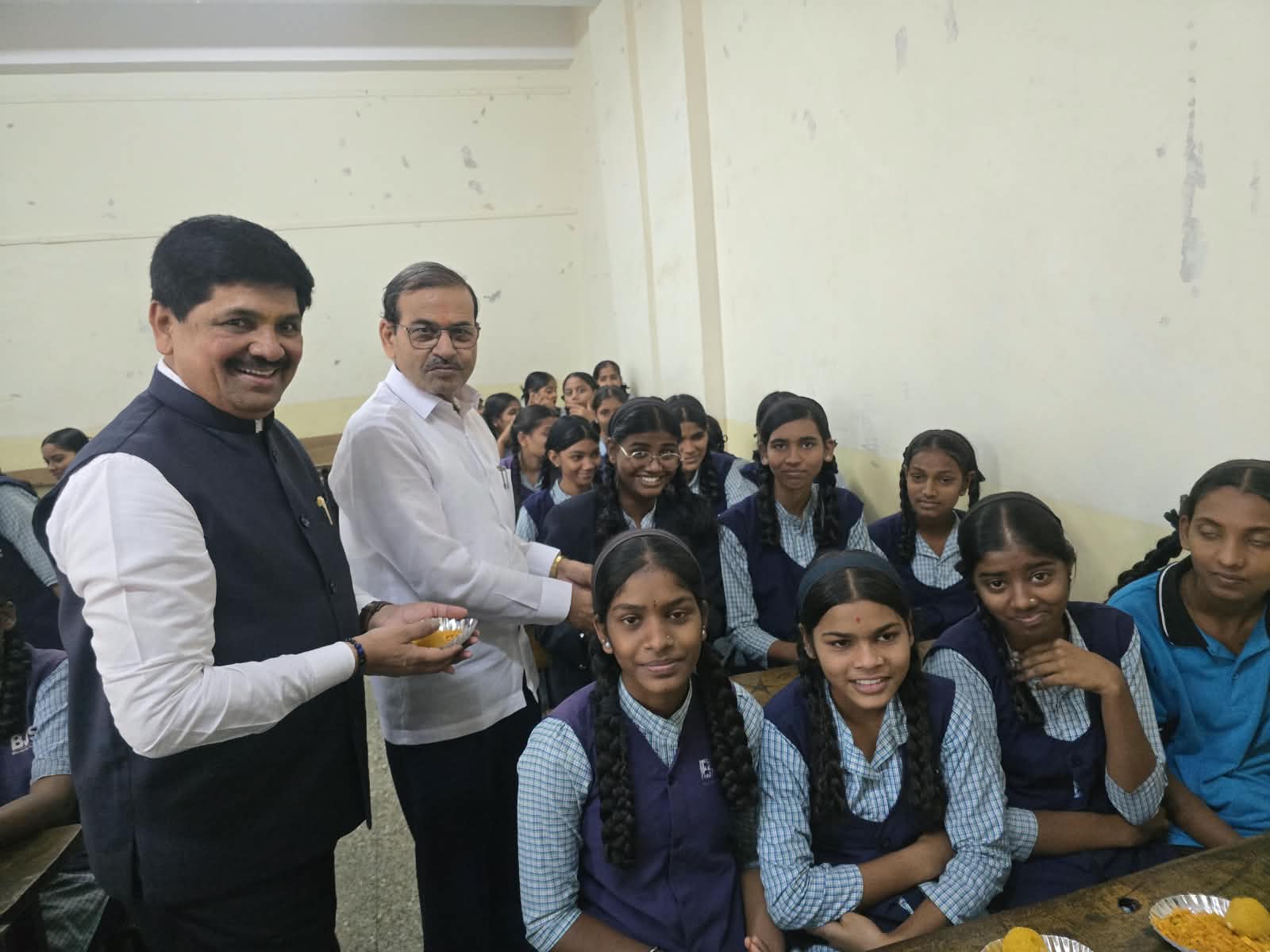 पंतप्रधानांच्या व कामगार नेते यशवंत भोसले यांच्या वाढदिवसानिमित्ताने चित्रकला स्पर्धेचे आयोजन; भारतीय जैन संघटनेच्या शाळेत विद्यार्थ्यांनी रेखाटला ‘स्वप्नातला भारत’