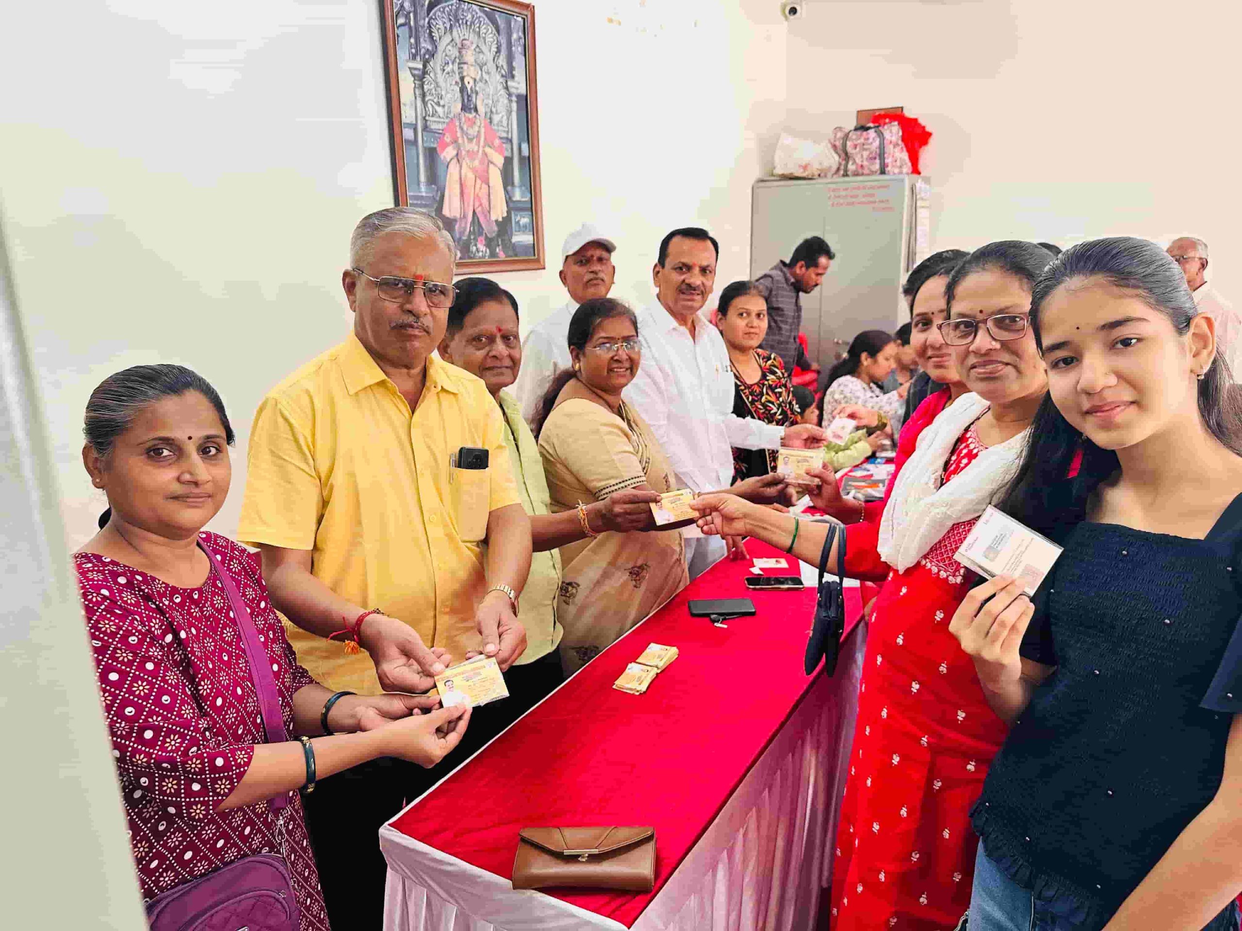 आमदार शंकर जगताप यांच्या मार्गदर्शनाखाली सेवा संकल्प अभियानाअंतर्गत प्रभाग क्र. १८ मध्ये एक हजार हून अधिक जेष्ठ नागरिक व महिलांना एसटी स्मार्ट कार्डचे वाटप!