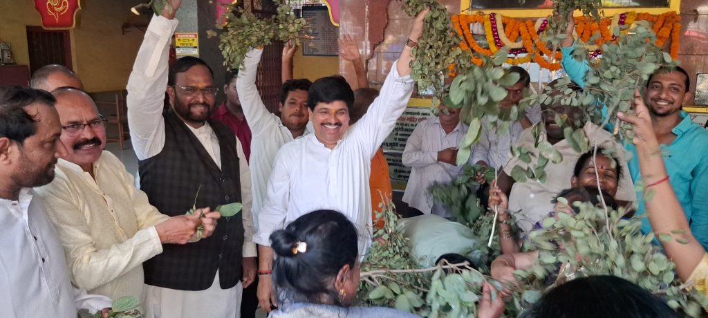 कामगारनेते यशवंत भोसले यांच्या पुढाकारातून प्रथमच सीमोल्लंघन व सोनं लुटण्याच्या पारंपरिक सोहळ्याला सुरुवात; माजी खासदार अमर साबळे यांच्या हस्ते प्रारंभ!