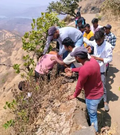 चंद्ररंग चॅरिटेबल ट्रस्टच्या कर्मचाऱ्यांची कौतुकास्पद कामगिरी दरीत अडकलेल्या गिर्यारोहकाची केली सुखरूप सुटका