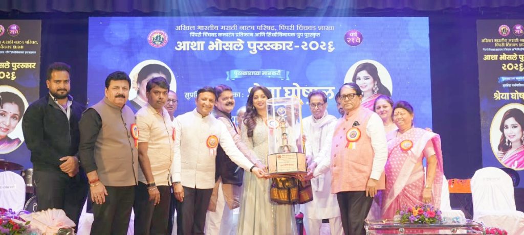 पंडित हृदयनाथ मंगेशकर यांच्या हस्ते श्रेया घोषाल यांना