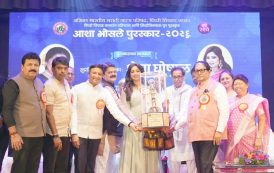 पंडित हृदयनाथ मंगेशकर यांच्या हस्ते श्रेया घोषाल यांना