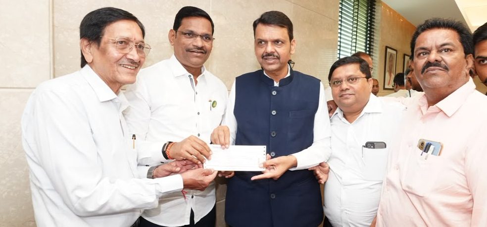 दुष्काळ निवारणासाठी आमदार शंकर जगतापांचा मदतीचा हात; ११ लाखांची मदत मुख्यमंत्र्यांकडे सुपूर्द!