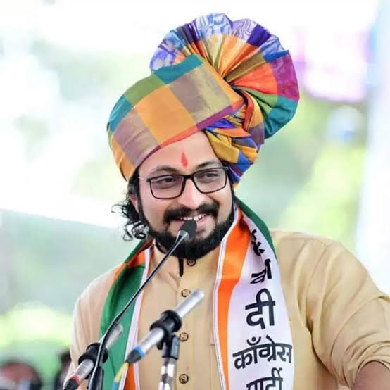 पलटी सम्राट आणि खोके सम्राटपेक्षा नटसम्राट कधीही चांगलं  डॉ.अमोल कोल्हे यांचे अजितदादांना प्रत्युत्तर..